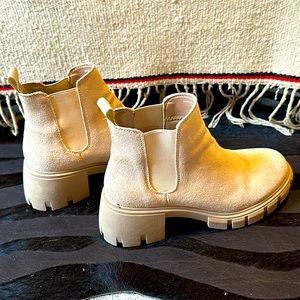 Steve Madden tan suede bootie size 6.5